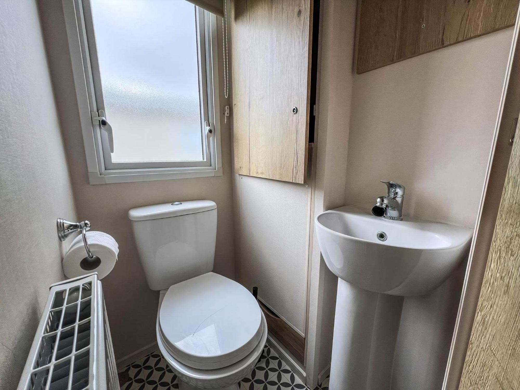 Great Oakley  Homely 8 Berth Caravan At Dovercourt Holiday Park, Essex Ref 44201H מראה חיצוני תמונה