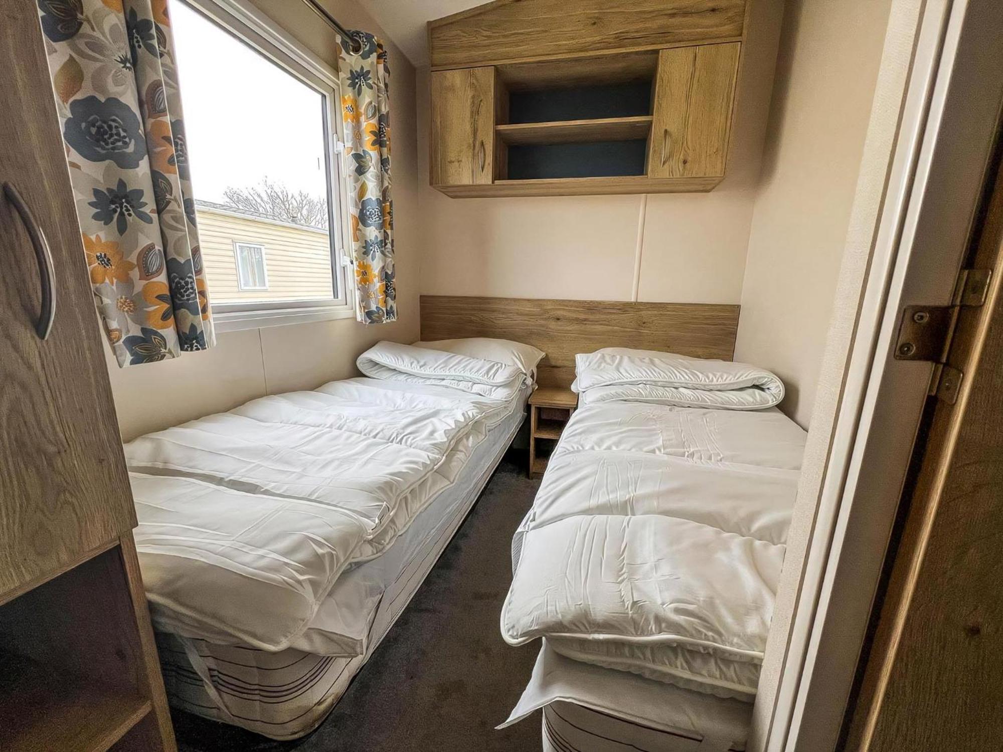 Great Oakley  Homely 8 Berth Caravan At Dovercourt Holiday Park, Essex Ref 44201H מראה חיצוני תמונה