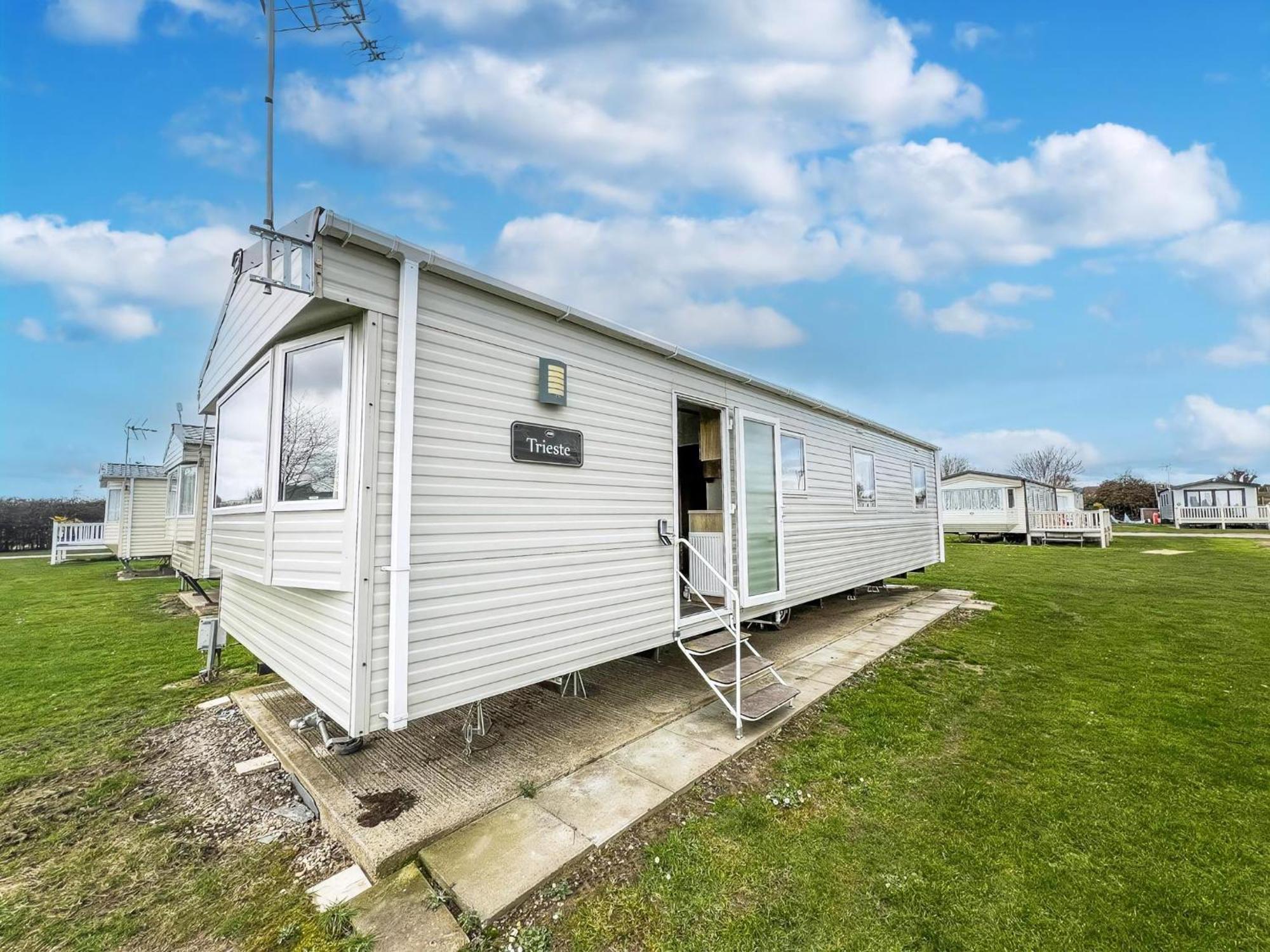 Great Oakley  Homely 8 Berth Caravan At Dovercourt Holiday Park, Essex Ref 44201H מראה חיצוני תמונה