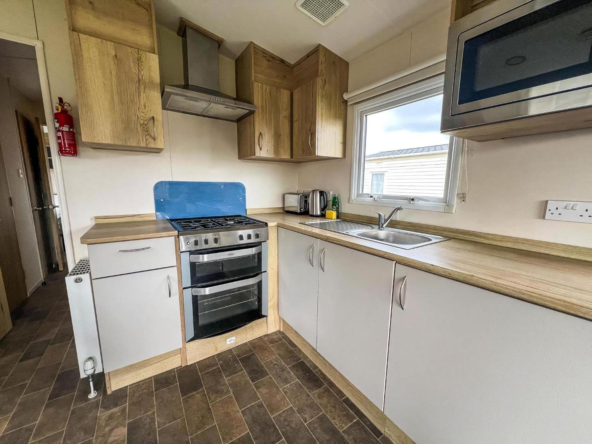 Great Oakley  Homely 8 Berth Caravan At Dovercourt Holiday Park, Essex Ref 44201H מראה חיצוני תמונה